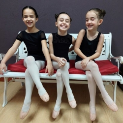 ¡Feliz Día Mundial del Ballet! ♥️🩰
No hay nada mejor que disfrutar de las clases en compañía. Grandes amigos salen siempre de las aulas de danza!
#worldballetday #friendsforever #loqueladanzaunenadalosepara